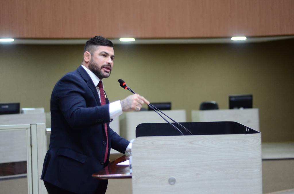 Vereador Capitão Carpê denuncia vandalismo em quadra de esporte na Compensa