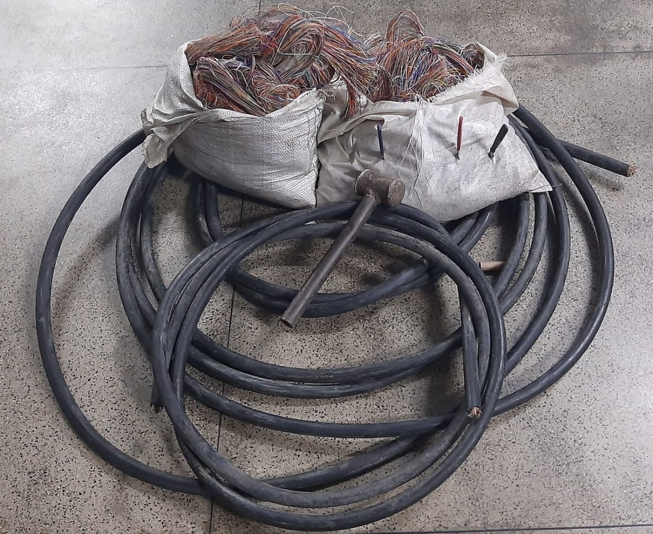 PMAM detém cinco indivíduos flagrados com materiais de furto, nos bairros de Santo Antônio e Flores