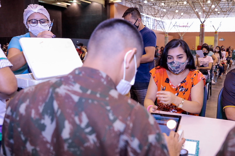 Prefeitura imuniza pessoas a partir de 24 anos com primeira dose da vacina contra a Covid-19