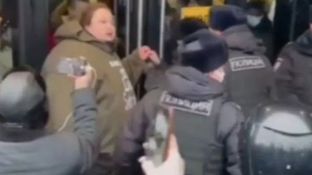 Vídeo: fã se acorrenta ao McDonald’s na Rússia para impedir fechamento