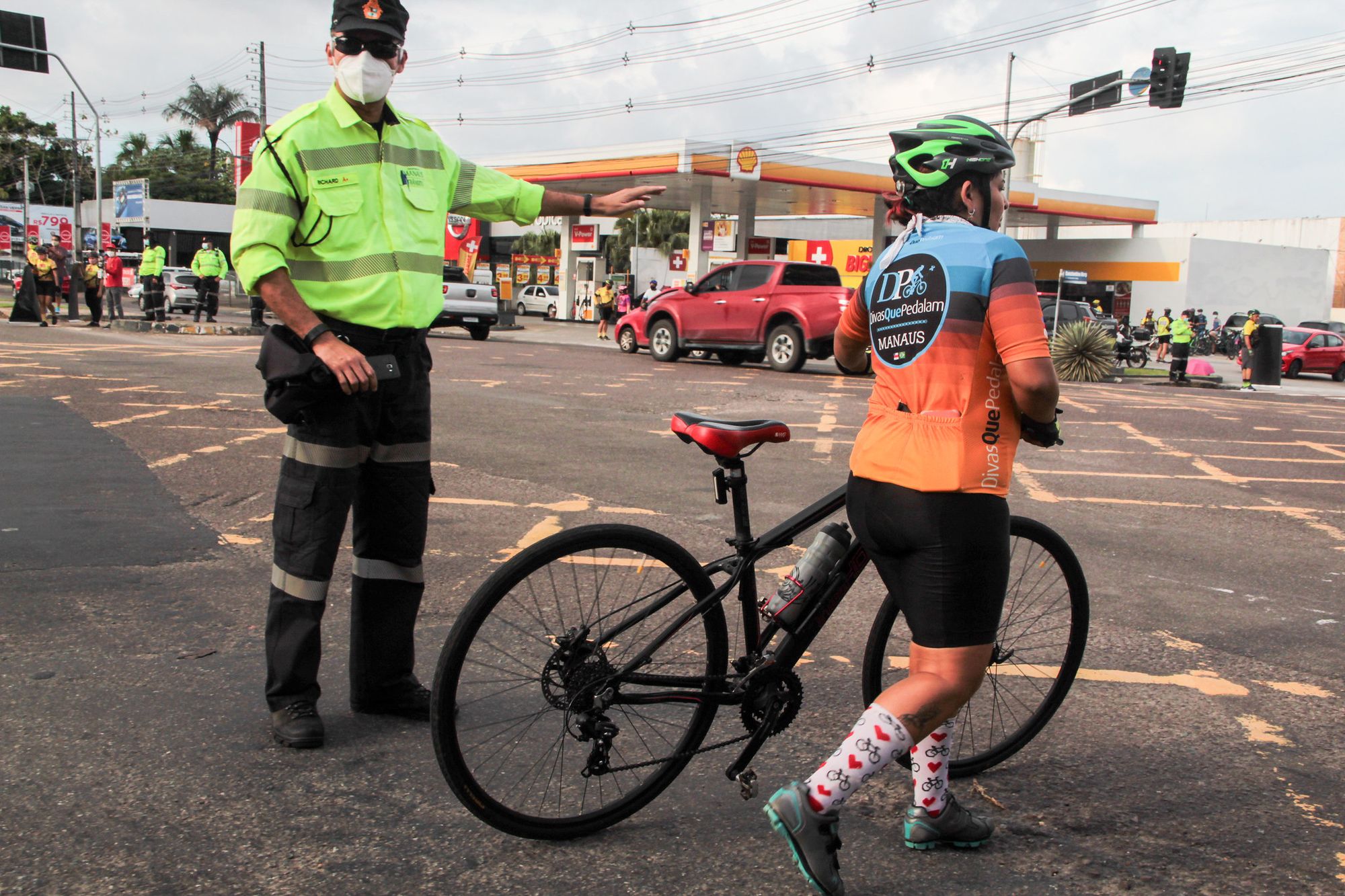 Ciclistas de Manaus celebram lei que cria área de proteção para treino em vias públicas