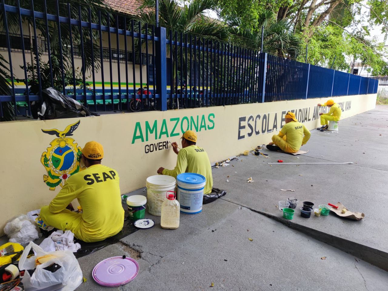 Reeducandos concluem serviços de pintura em escola do AM