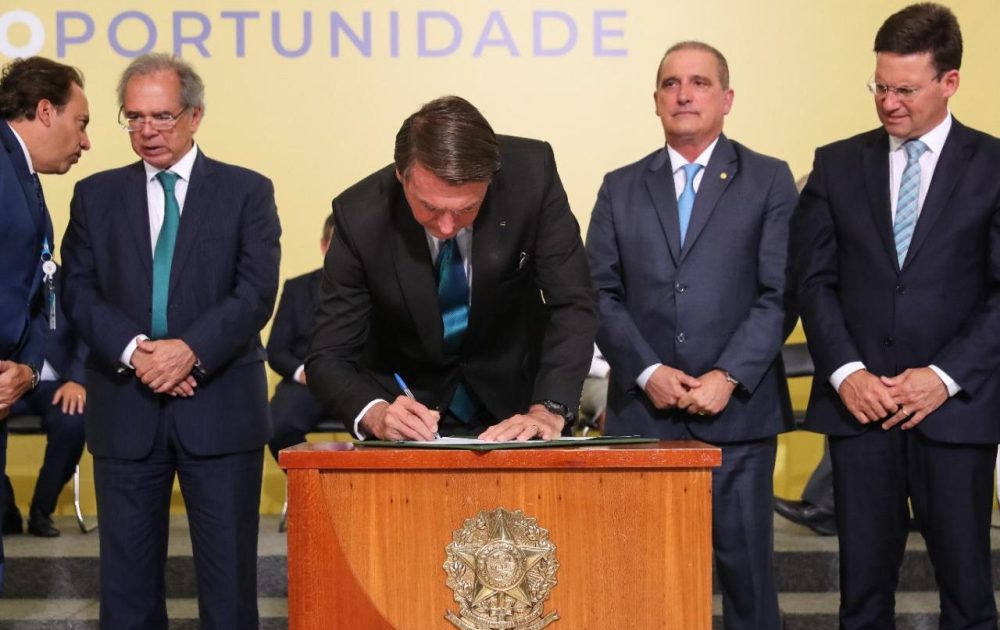 Aumento da margem dos consignados em 5% é assinado pelo Presidente Bolsonaro