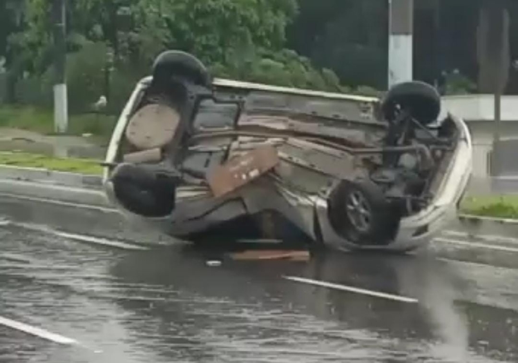 Motorista morre após capotar carro na avenida Torquato Tapajós
