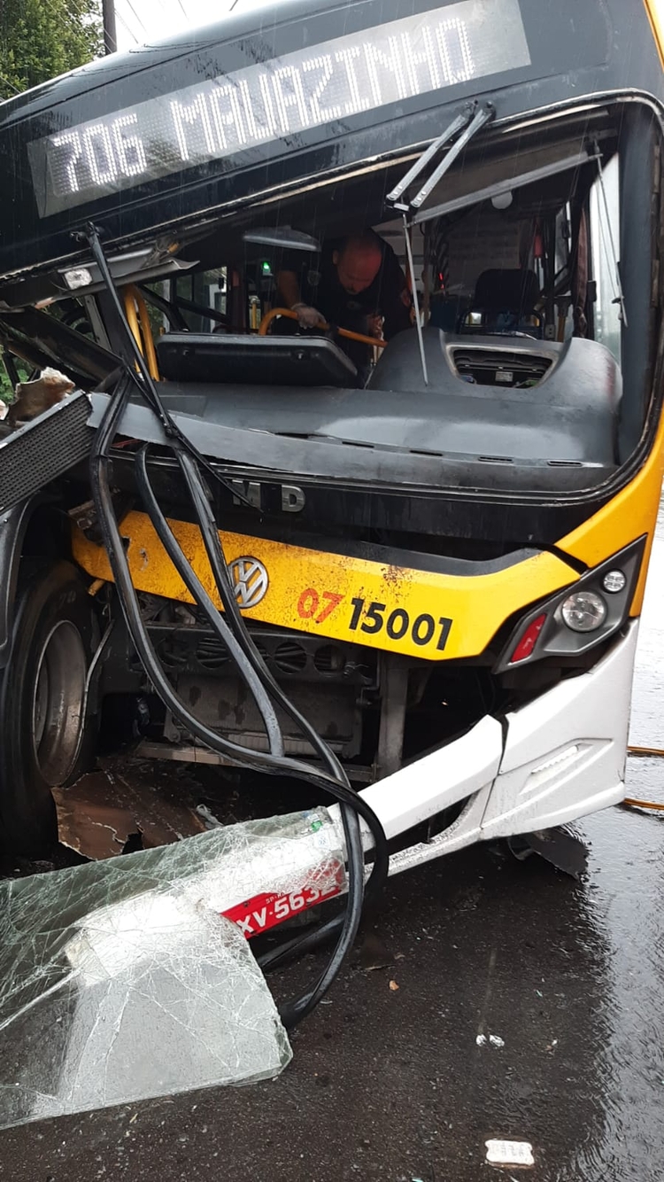 Acidente entre ônibus e carreta no Distrito deixa 12 feridos em Manaus