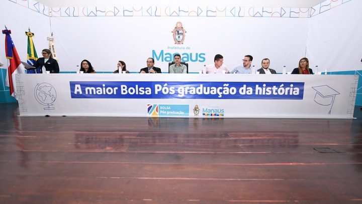 Prefeito David Almeida lança programas Bolsa Idiomas e Pós-Graduação com a maior oferta de bolsas da história