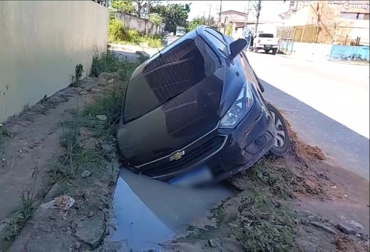 Carro cai em cratera em avenida de Manaus