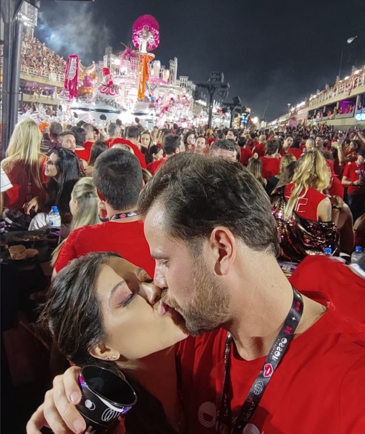 Ex-bbbs Laís e Gustavo trocam beijos na Sapucaí após reencontro picante em hotel