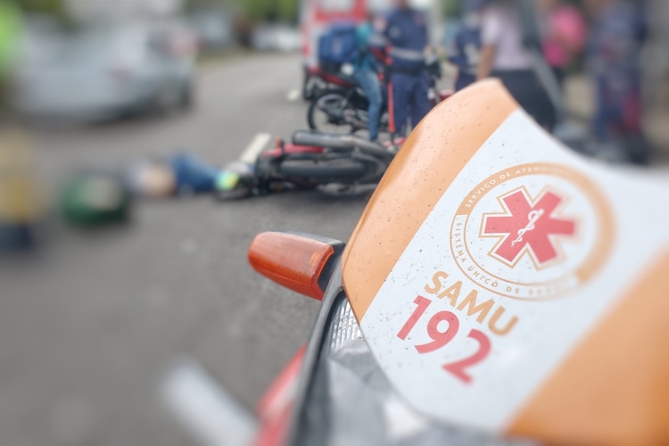 Motociclista morre ao ser esmagado por caminhão em avenida de Manaus