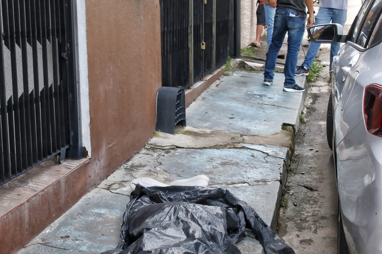 Homem é assassinado ao sair de barbearia no Vieiralves, em Manaus