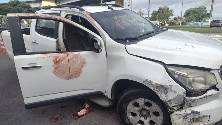 Homem que teve o carro crivado de balas morre em hospital de Manaus