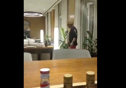 Funcionária filma Axl Rose andando pelas dependências de hotel em Manaus e é demitida; veja vídeo