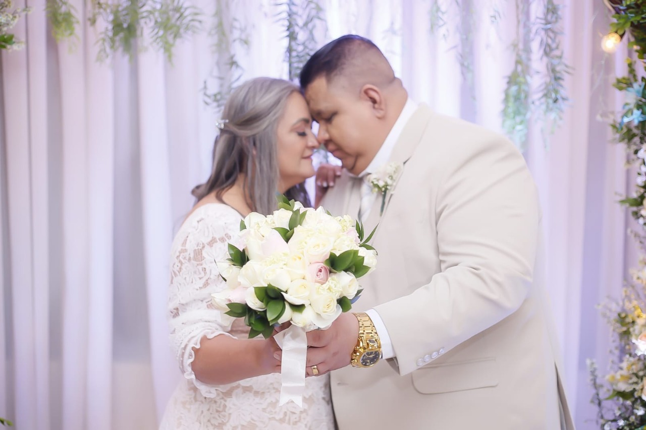 Marcelo Generoso e Regina Loiola Celebram Seu Casamento Com Uma Juíza de Paz, Pastor e Padre