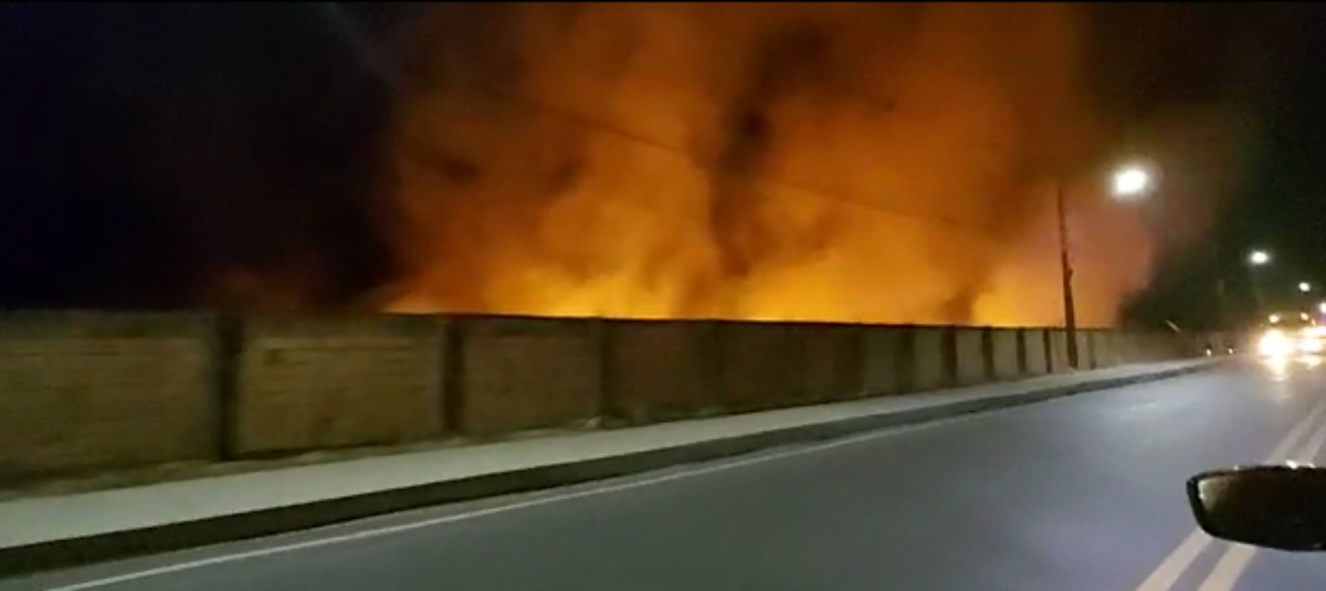 Vídeo: incêndio destrói depósito de fábrica na Zona Leste de Manaus