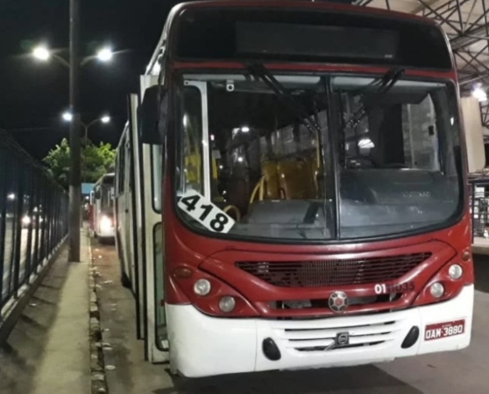Passageiros vivem momentos de terror durante assalto a ônibus da linha 418 em Manaus