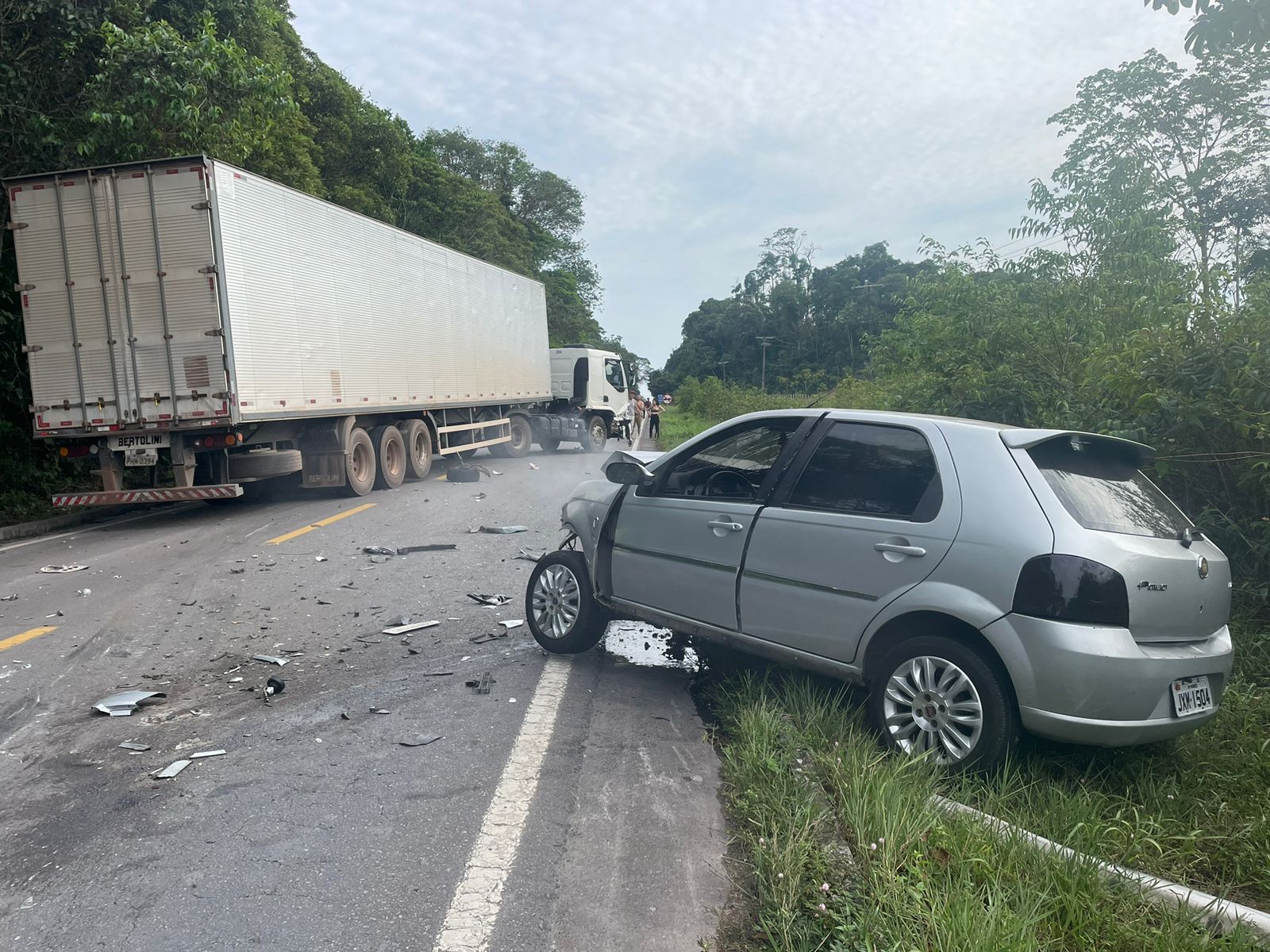 Carro provoca grave acidente ao atingir caminhão na BR-174; veja vídeo