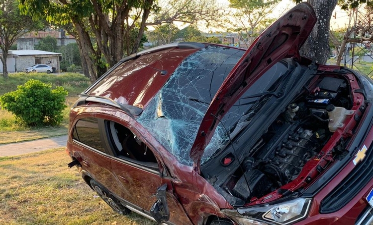 Mulher fica ferida após carro capotar e bater em árvore na Avenida das Torres