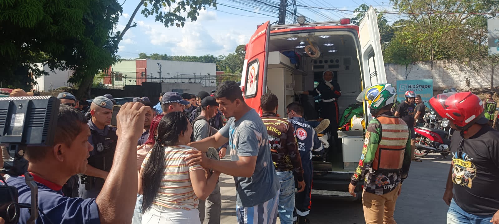 ‘Amor por favor aguenta’, diz mulher para marido baleado na cabeça em briga em posto de gasolina