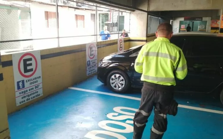 Mais de 30 motoristas são notificados por estacionar em vaga para idosos