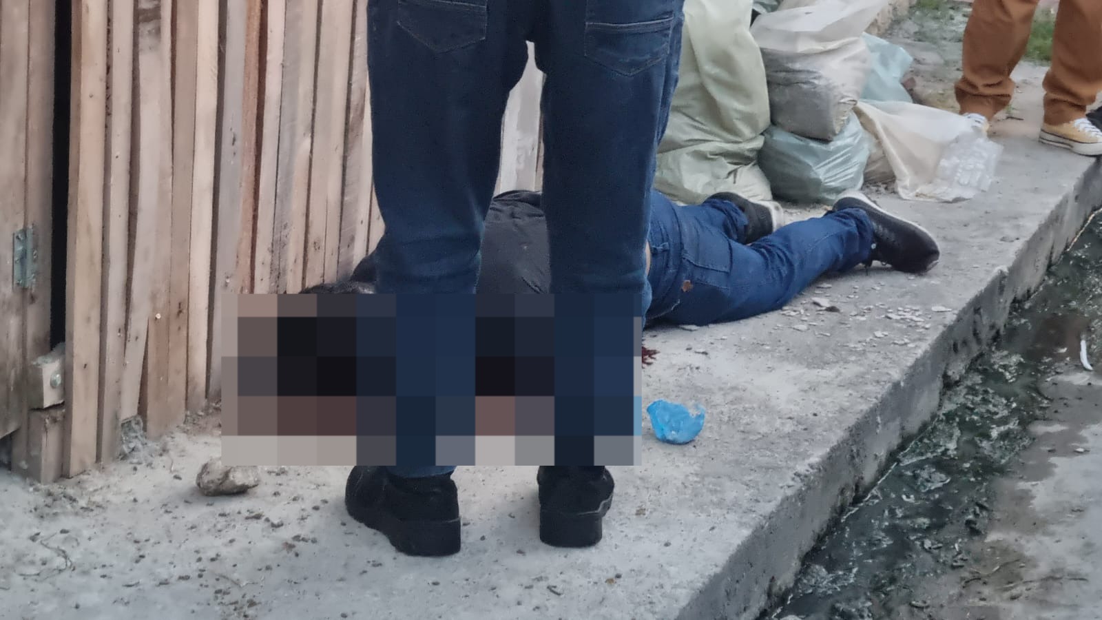 Trouxinha com drogas é encontrado ao lado de homem morto a tiros no São José