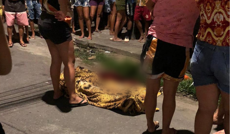 Adolescente é morto a tiros ao conversar com amiga na rua