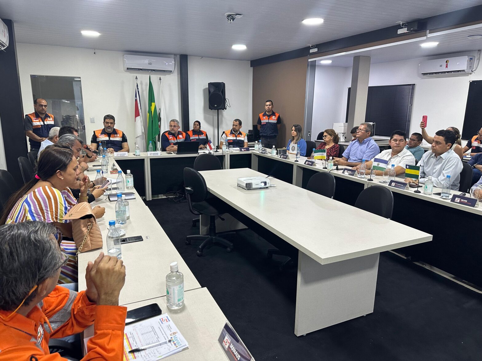 Estiagem no Amazonas: Prefeitos do interior se reúnem na Defesa Civil para alinhar ações de mitigação da seca  