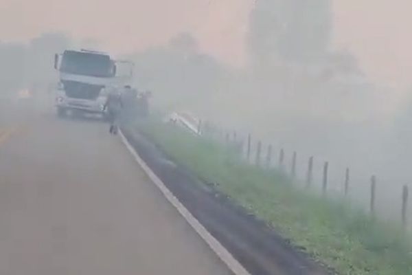Carro cai em ribanceira por conta da baixa visibilidade durante incêndio na BR-319 (vídeo)