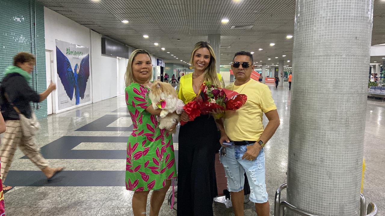 Miss amazonense é recepcionada por familiares e fãs no aeroporto de Manaus