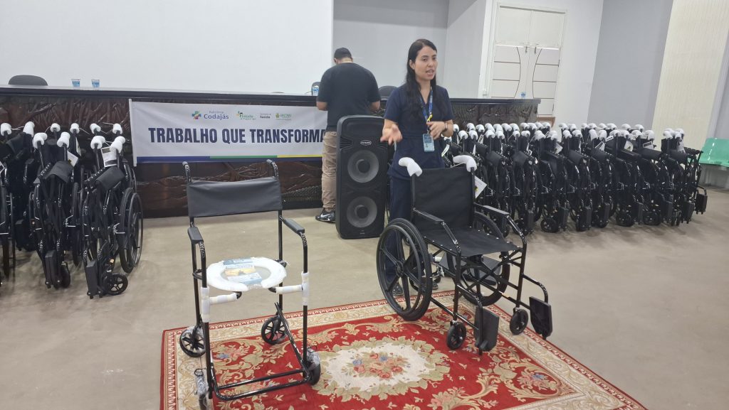 A fisioterapeuta Gisele Iguchi ministrou uma palestra para orientar os pacientes sobre o uso adequado dos equipamentos - Foto: Valéria Santana