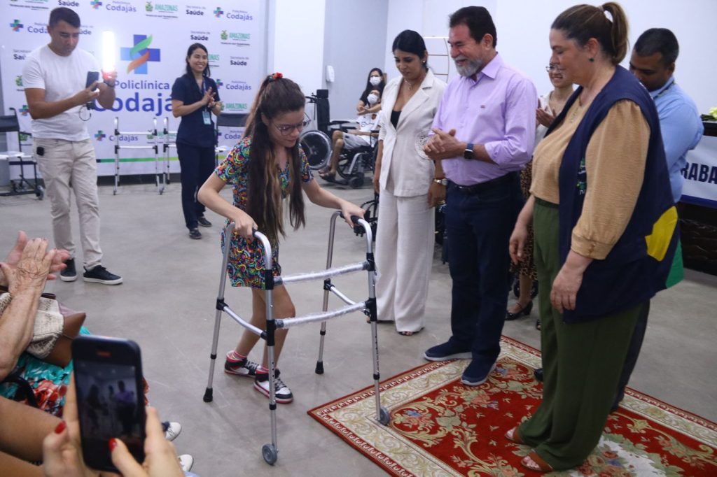 A pequena Vitória recebendo o andador pela Policlínica Codajás - Foto:Divulgação/Assessoria