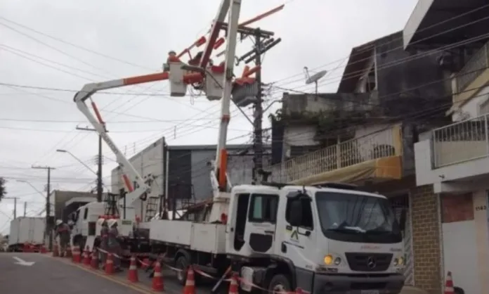 Bairros ficam sem energia durante tempestade que atinge Manaus