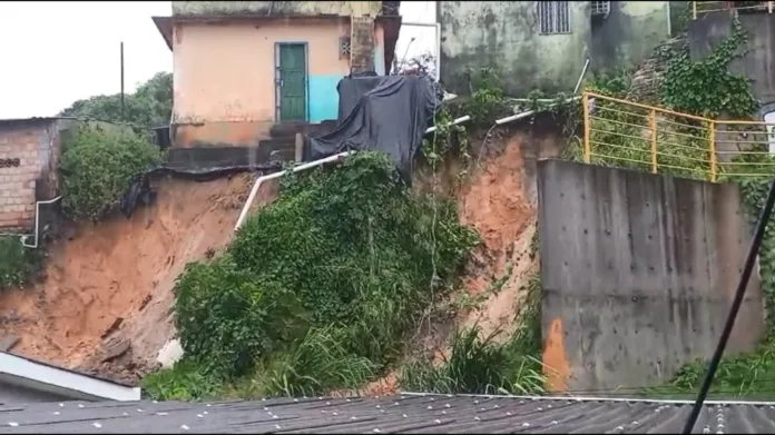 VIDEOS: Chuva intensa causa alagamento e deslizamento no bairro Petrópolis