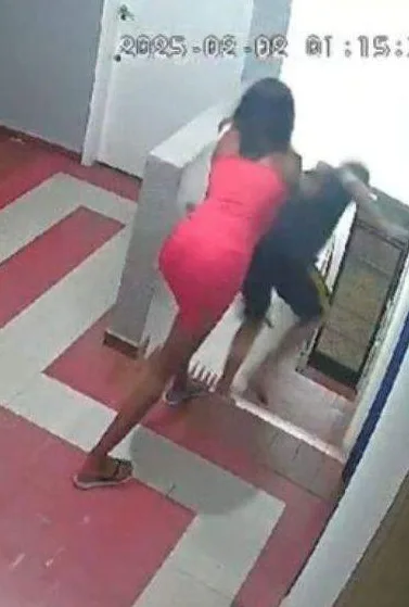 VÍDEO: Idoso fica gravemente ferido ao ser empurrado de escada durante assalto