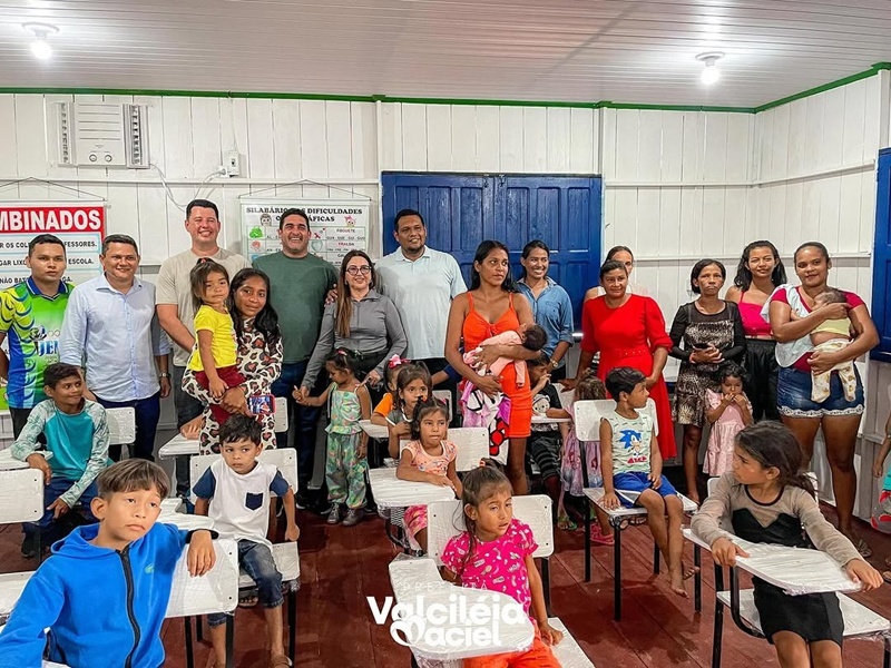 Prefeita de Manacapuru, Valciléia Maciel, entrega duas novas escolas na zona rural do município