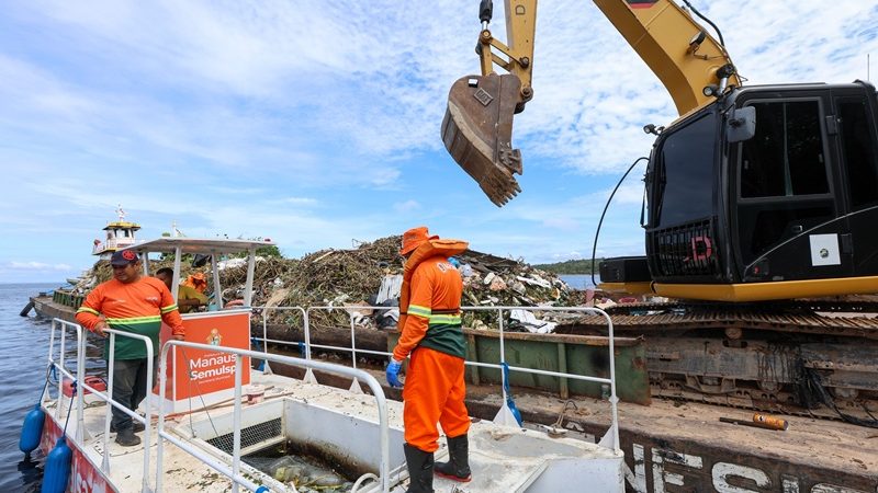 Prefeitura de Manaus intensifica limpeza nos igarapés e reforça ações de conscientização na orla da cidade