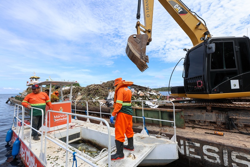 Prefeitura de Manaus intensifica limpeza nos igarapés e reforça ações de conscientização na orla da cidade