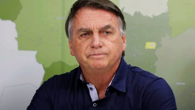 Cirurgia de Bolsonaro foi sem intercorrências e quadro do ex-presidente é estável, diz boletim