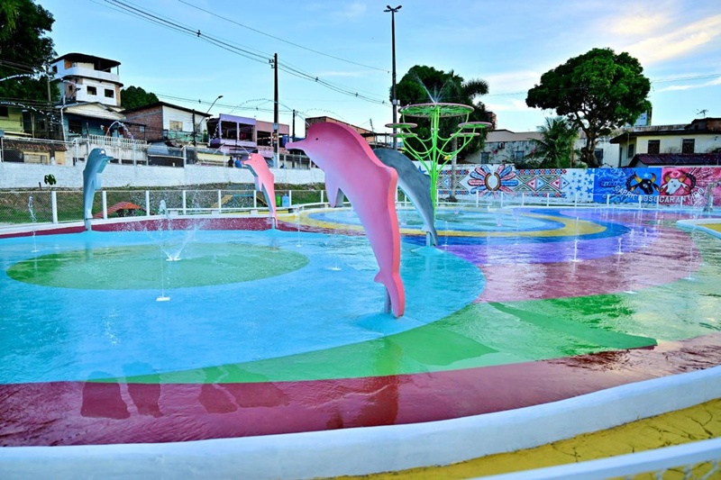 Prefeito David Almeida acompanha testes finais e confirma entrega de praça molhada na lagoa da Compensa nesta quarta-feira, 18