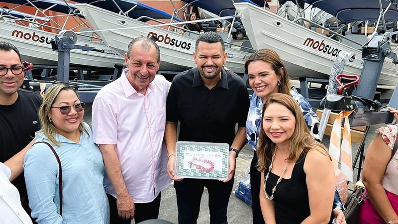 Omar reúne dezenas de prefeitos do interior em entrega de kits náuticos para a assistência social