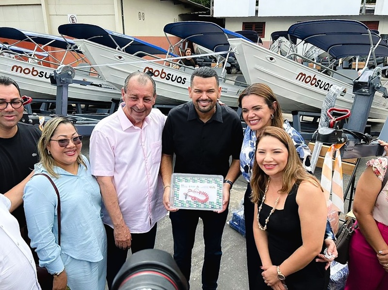 Omar reúne dezenas de prefeitos do interior em entrega de kits náuticos para a assistência social