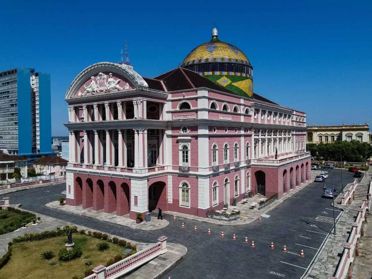 Ícone do Amazonas, Teatro encanta com arquitetura e história centenária