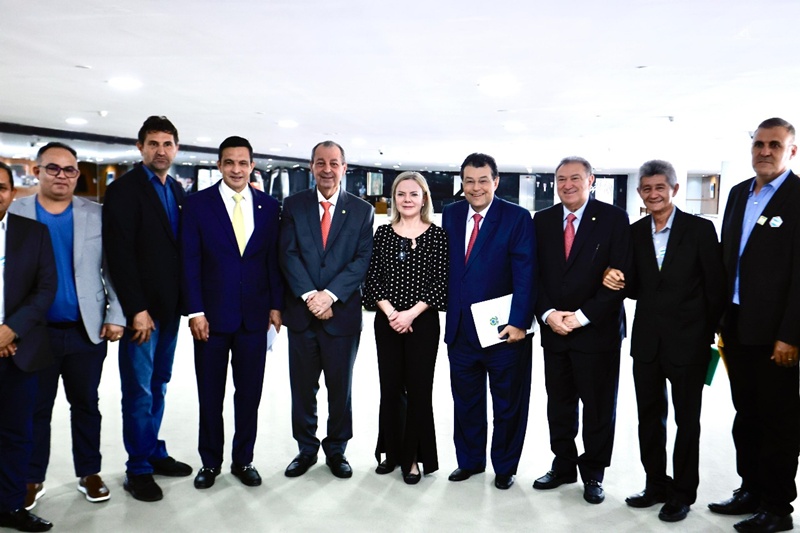 Senador Omar lidera comitiva do Amazonas em reunião com o governo para defender diálogo entre setor produtivo e meio ambiente no sul do estado