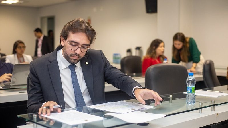 Lei de Thiago Abrahim promove inclusão de jovens vulneráveis por meio da arte e do esporte