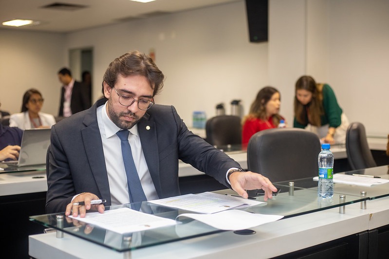 Lei de Thiago Abrahim promove inclusão de jovens vulneráveis por meio da arte e do esporte