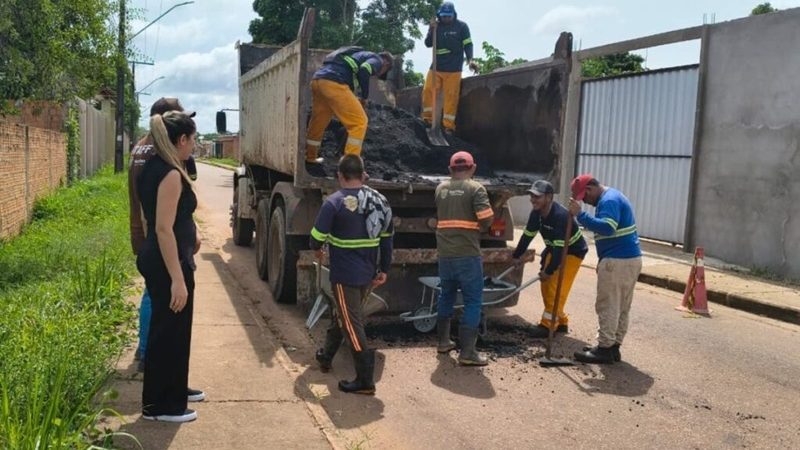 Prefeitura de Itacoatiara reforça ações de fim de ano com podagem na Avenida Parque, tapa-buracos em bairros e limpeza no Cemitério