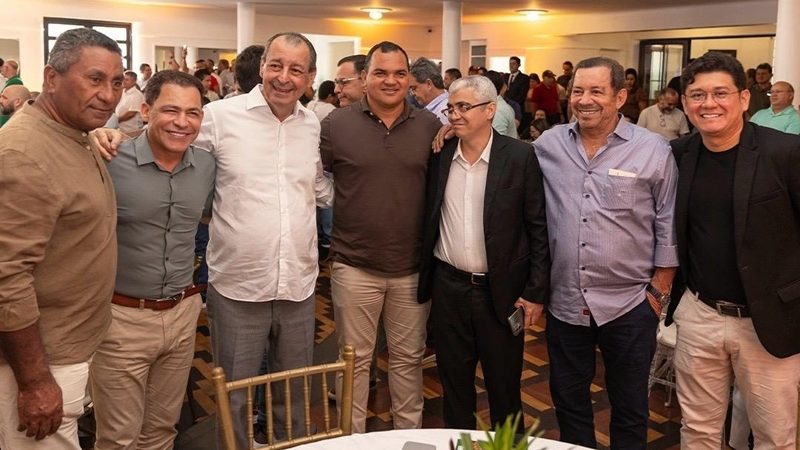 Omar Aziz defende política voltada para as pessoas em evento com mais de 50 prefeitos, além de deputados federais, estaduais e vereadores de Manaus