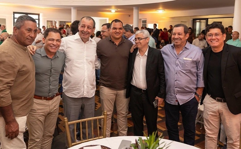 Omar Aziz defende política voltada para as pessoas em evento com mais de 50 prefeitos, além de deputados federais, estaduais e vereadores de Manaus