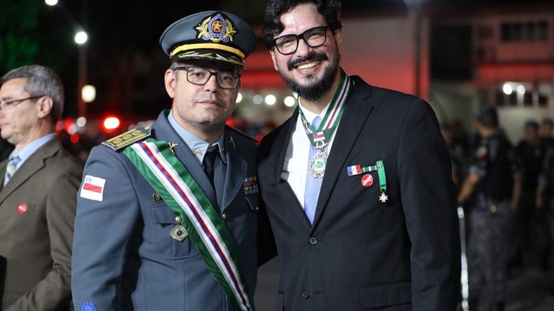 Professor da UEA recebe medalha da PMAM durante solenidade alusiva ao retorno da Guerra de Canudos