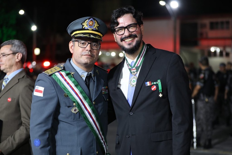 Professor da UEA recebe medalha da PMAM durante solenidade alusiva ao retorno da Guerra de Canudos
