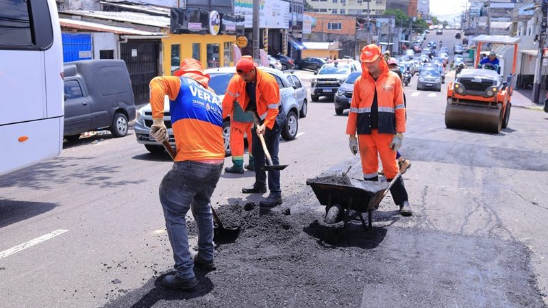 Bairro Praça 14 de Janeiro recebe serviços de manutenção asfáltica da Prefeitura de Manaus 